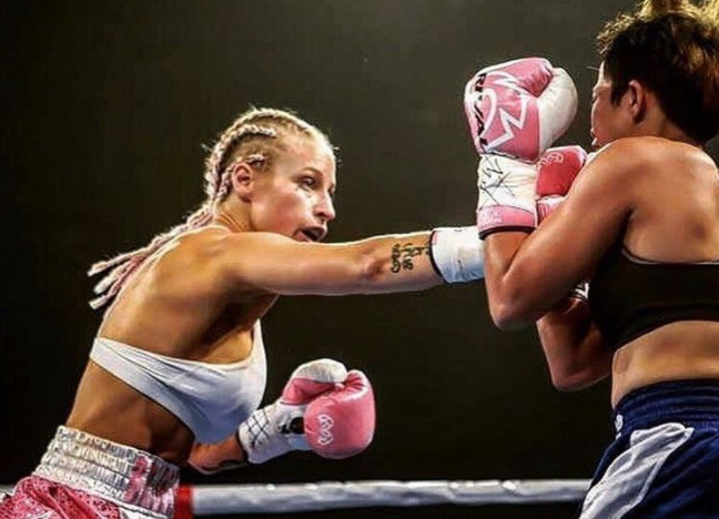 „La următorul cântar, poate mă dezbrac!”. Promisiune „fierbinte” pentru fani de la pugilista profesionistă Ebanie Bridges