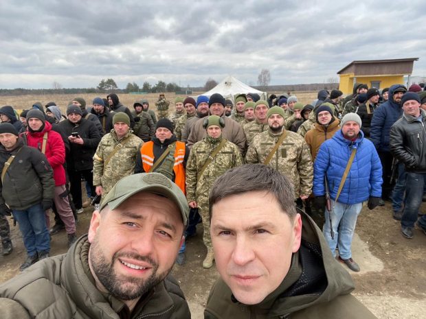 Negociatorii Ucrainei, criticați dur de ucraineni pentru exhibiționism pe front: „Nu au creier! Pe noi nu ne lasă să fotografiem, iar ei…”