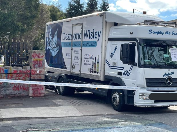 Bărbat arestat după ce a intrat cu camioneta în porțile Ambasadei Rusiei din Dublin