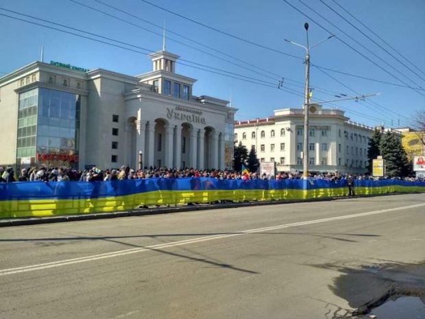 Protest cu sute de oameni pe străzile orașului ucrainean Herson, ocupat de armata rusă