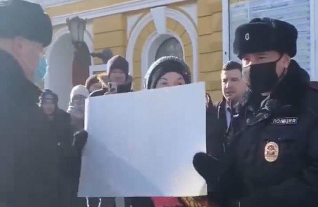 VIDEO | Tânără arestată în Rusia, după ce a ieșit să protesteze față de război ținând în mâini o coală de hârtie pe care nu era scris nimic