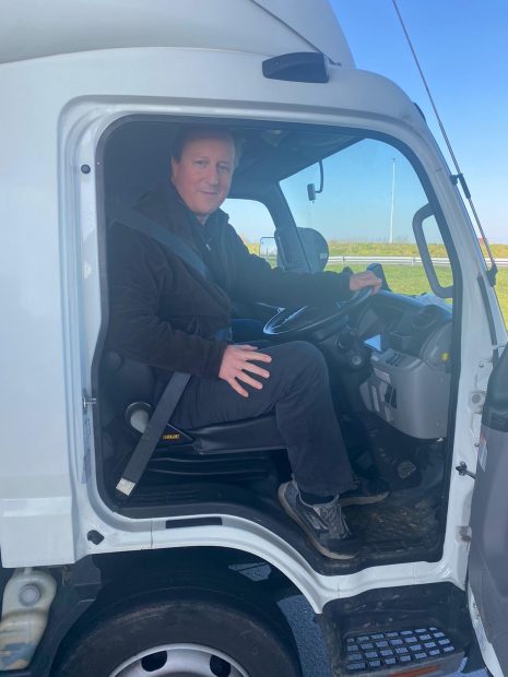 Fostul premier britanic David Cameron conduce un camion cu provizii pentru refugiații ucraineni, la granița cu Polonia