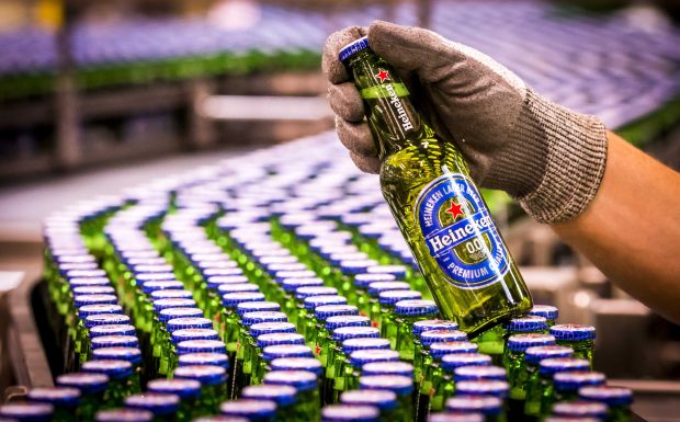 Heineken anunță că-și suspendă vânzarea și producția de bere în Rusia