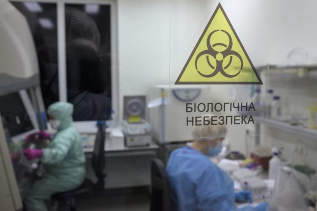 Cum au ajuns laboratoarele biologice din Ucraina în prima linie a războiului informațional purtat de Rusia