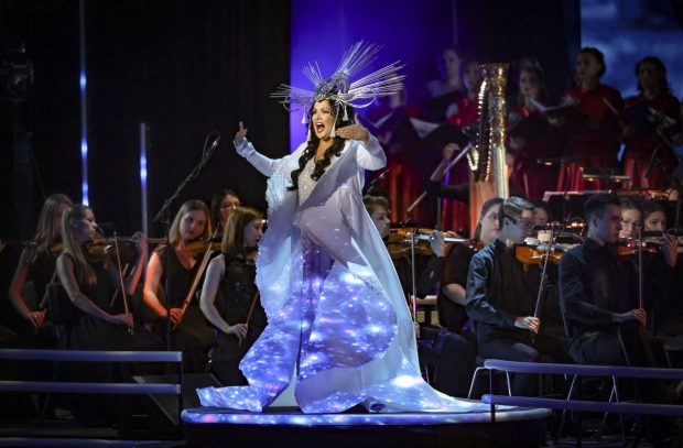 Opera Metropolitană din New York întrerupe colaborarea cu celebra soprană rusă Anna Netrebko. O cântăreață ucraineană îi ia locul