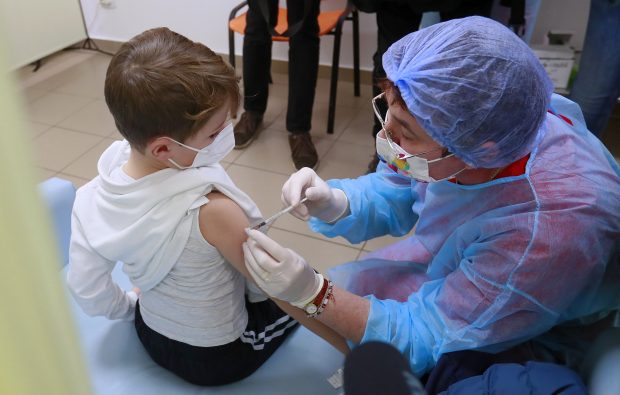 Studiu: Vaccinul anti-COVID de la Pfizer, mai puţin eficient la copiii cu vârsta între 5 și 11 ani