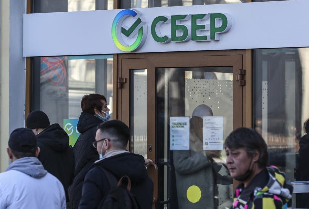 Cea mai mare bancă rusă iese de pe piața europeană, din cauza sancțiunilor financiare ale Occidentului