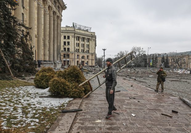 ”Orașul meu e bombardat, dar mama nu mă crede”. Mărturiile ucrainenilor cu părinți care trăiesc în Rusia
