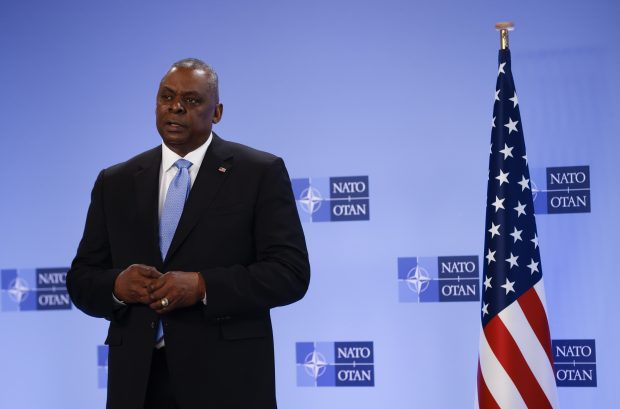 Ministrul american al apărării: NATO rămâne unită în a susţine Kievul în faţa Rusiei