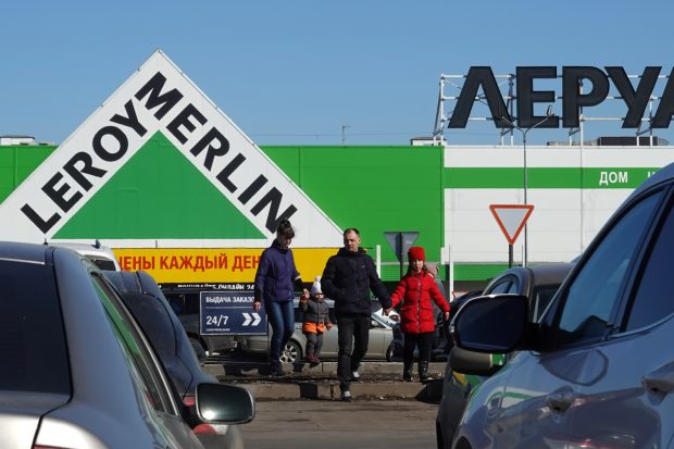 EXCLUSIV. „În loc să-și închidă magazinele în Rusia, Leroy Merlin a decis să ne închidă gura în Ucraina” – interviu cu un manager din Kiev al companiei franceze