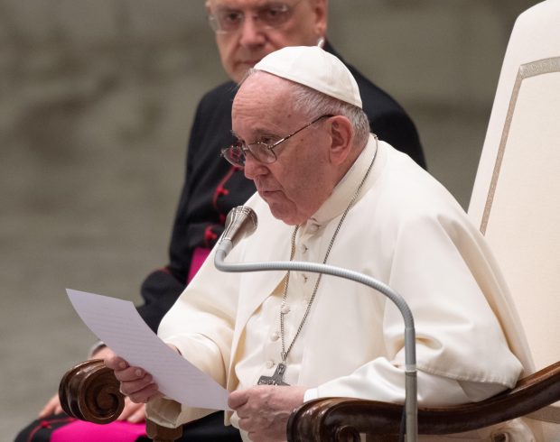 Papa Francisc: Mai multe arme nu sunt o soluţie durabilă pentru războiul din Ucraina