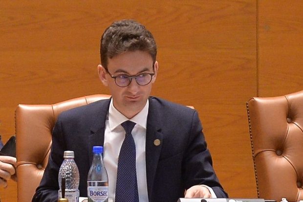 Iulian Bulai, sesizare împotriva lui George Simion pentru că l-a tras de ureche în Parlament. I-a cerut lui Ciolacu să ia măsuri