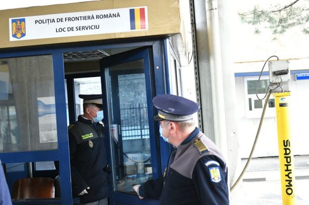 Opt ucraineni au fost prinși de polițiștii de frontieră după ce au trecut Tisa înot
