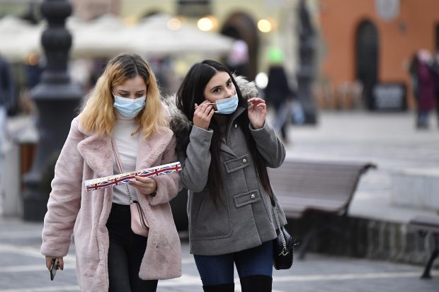 România a ieșit din starea de alertă. Nicio restricție anti-COVID, începând de azi. „Masca nu mai e obligatorie nici în spații închise”
