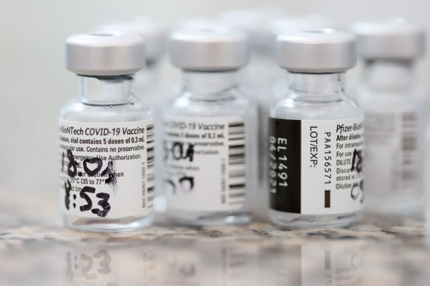 Două milioane de vaccinuri anti-COVID au expirat, anunță Rafila. Iar România mai așteaptă un număr de doze care „depășește consistent populația țării”