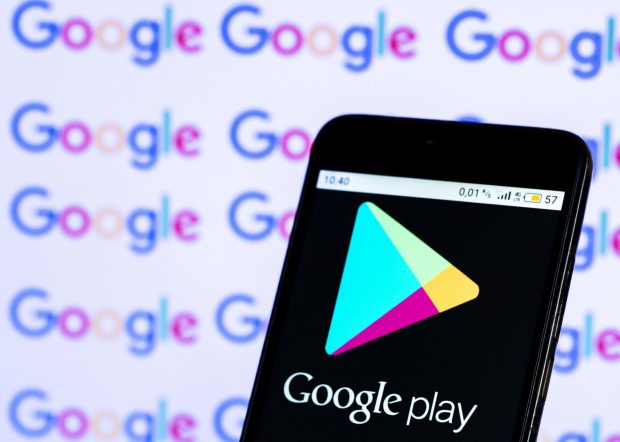 O aplicație din Google Play Store a furat datele de logare a peste 100.000 de utilizatori de Facebook