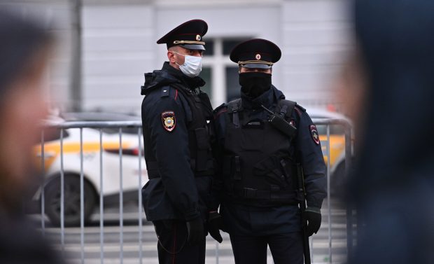 Obiceiurile proaste se iau. Un bărbat din Rusia a fost reținut pentru „intoxicarea în masă” a zeci de copii