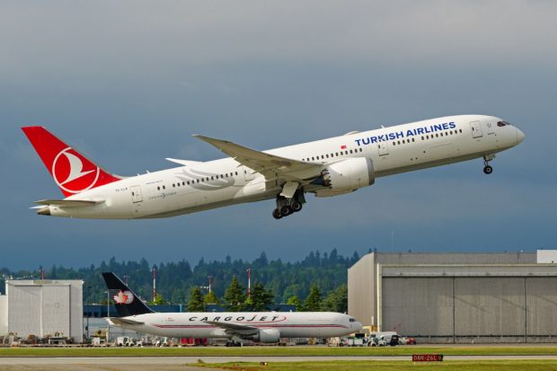 Avion Turkish Airlines venit de la Moscova, escortat în spaţiul aerian românesc după o amenințare cu bombă
