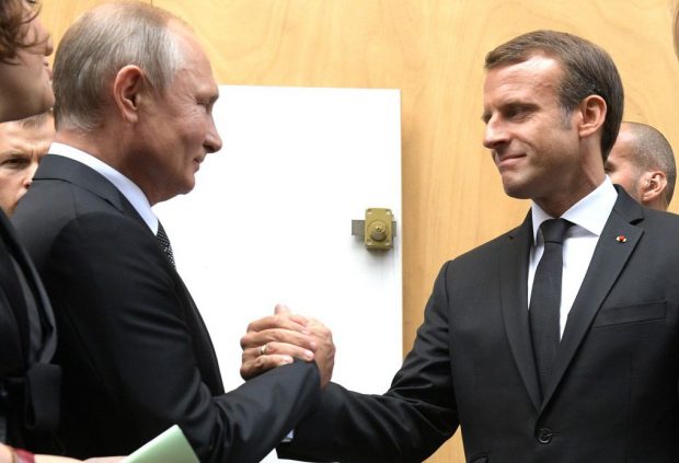 Vladimir Putin i-a cerut lui Macron ca Occidentul să oprească furnizarea de arme pentru Ucraina