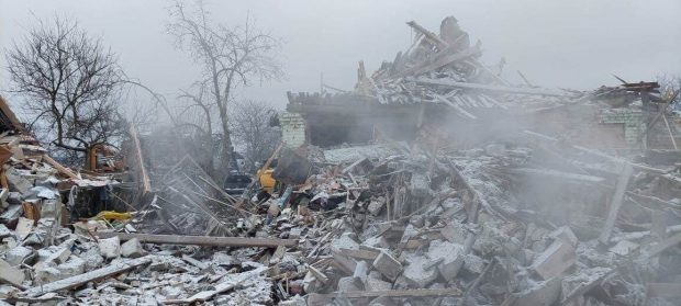 „Fiica mea a murit aici”, spune un tată ucrainean dintre ruinele caselor bombardate din orașul Jîtomîr