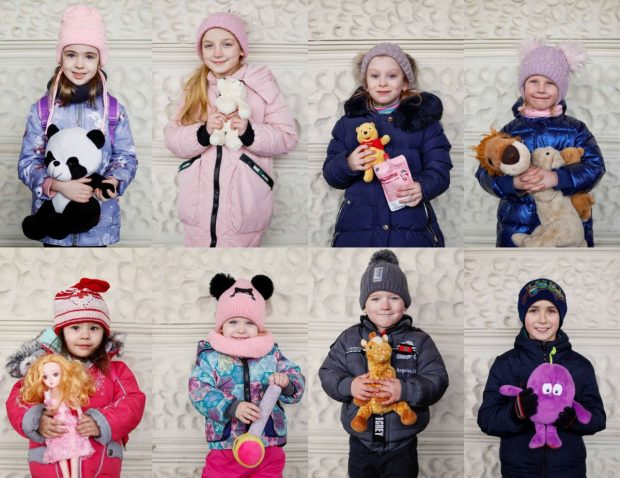 Copii ucraineni refugiați în Polonia, fotografiați strângând în brațe jucăriile cu care au plecat de acasă