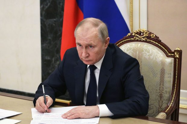 Putin promite că mărește salariile, pensiile și numește plecarea a zeci de mii de ruși drept ”autopurificarea societății”