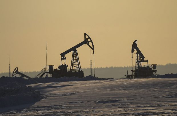 Prețul petrolului american a scăzut sub 100 de dolari după ce Rusia a anunțat că „reduce drastic” ofensiva în Kiev și Cernihiv