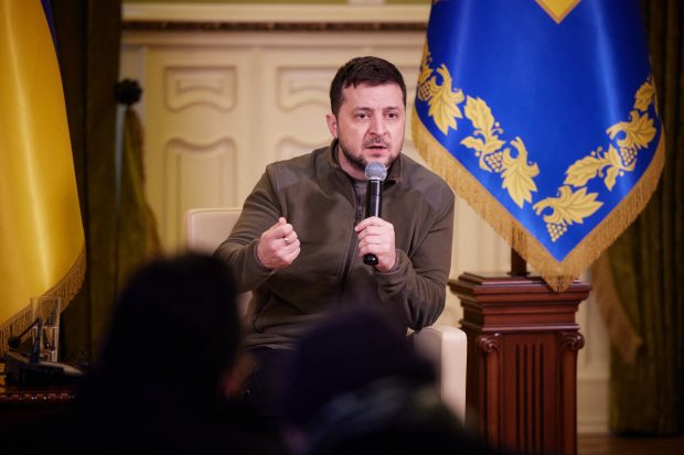 Zelenski le cere soldaților ruși să se predea. „Vă vom trata aşa cum trebuie trataţi oamenii, cu demnitate”