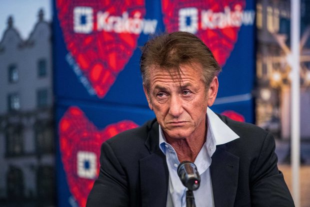 Actorul Sean Penn le cere miliardarilor să cumpere escadrile de avioane de război Ucrainei pentru a face față invaziei Rusiei