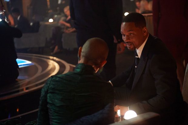 Organizatorii Oscarurilor i-au cerut lui Will Smith să părăsească sala după palma dată lui Chris Rock, dar el a refuzat să plece
