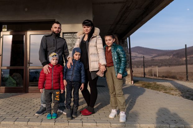 O familie de refugiați ucraineni s-a reunit într-un sat din Bistrița. „Tata, când ne întoarcem acasă?” „Nu știu ce să zic, dar mai mult că nu ne întoarcem”