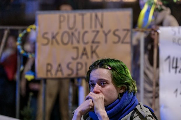 REPORTAJ. Considerați „hienele Europei” de presa rusă, care-i amenință, ca pe ucraineni, cu „denazificarea”, polonezii strigă „Ce-i cu cârpa din balcon?!” în fața steagului consulatului rus