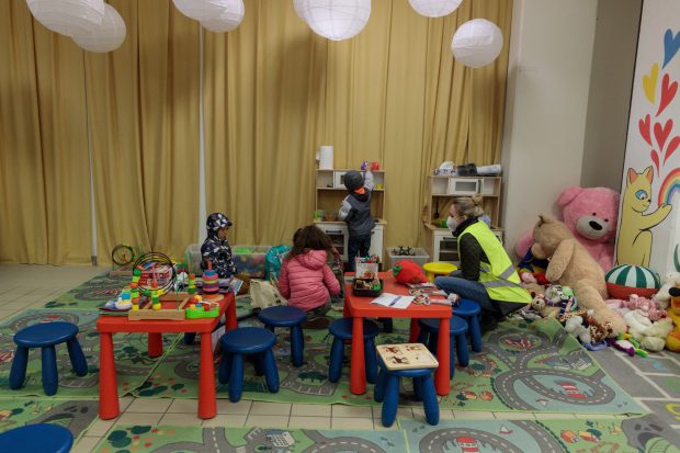 Asistenți multiculturali pentru integrarea copiilor ucraineni în școlile din Cracovia: „Au nevoie de mai mare grijă decât elevii polonezi”