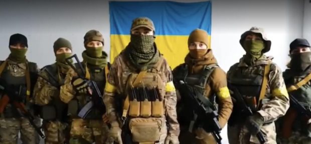 VIDEO | Șapte ucrainence înarmate amenință soldații ruși: „Vă împușcăm ca pe câinii turbați!”
