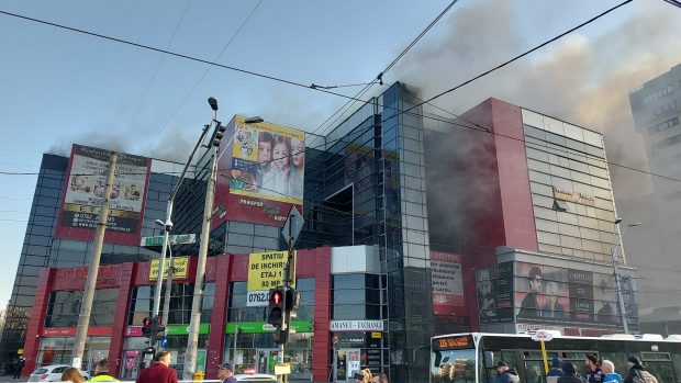 Incendiu puternic la un centru comercial din Sectorul 5 al Capitalei. ISU: „Sunt degajări mari de fum”