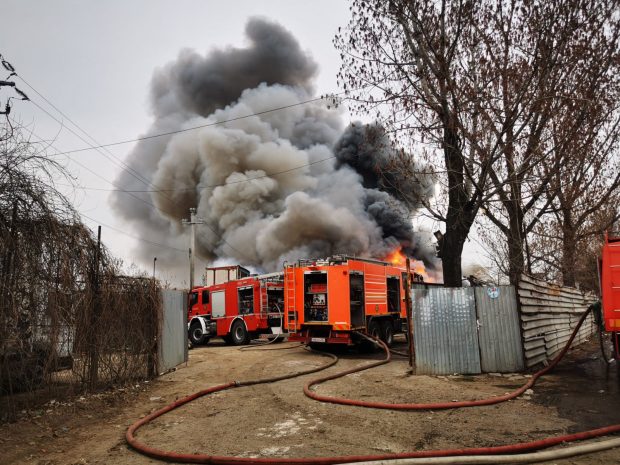 S-a încheiat intervenția pompierilor de la centrul de deșeuri din Glina. Autoritățile au deschis o anchetă în urma incendiului
