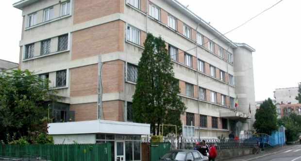 Pericol de incendiu de la un scurtcircuit, în sediul poliției din Roman. Peste 40 de persoane, evacuate din sediu