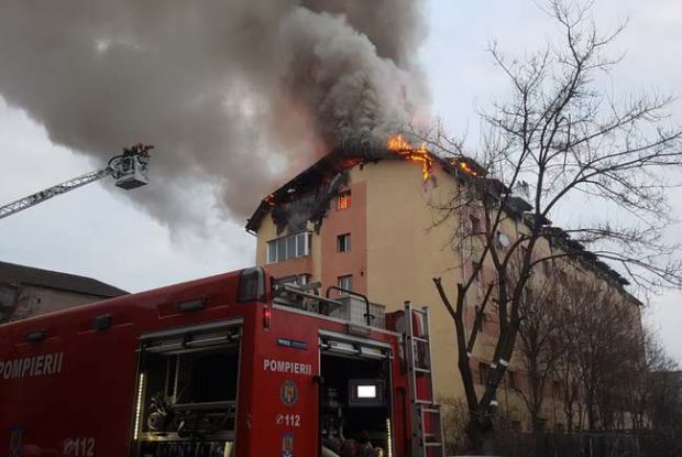 Incendiu în Timișoara. A luat foc mansarda unui bloc din Complexul Studențesc, 60 de locatari au fost evacuați