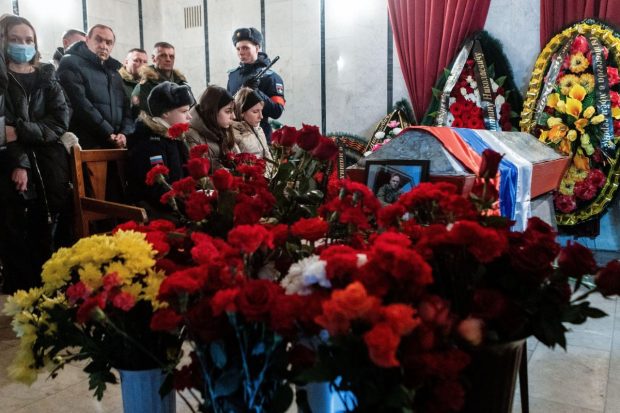 Părinților unui soldat rus mort în Ucraina li s-a spus la înmormântare că „a luptat împotriva spiritelor rele, satanice, naziști ucraineni”. Apoi, preotul a deplâns destrămarea URSS