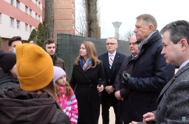 Iohannis, de vorbă cu mai mulți tineri refugiați: Ne dorim să se termine cât se poate de repede acest război absolut aiurea