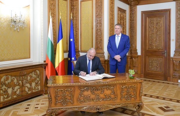 Iohannis, după întâlnirea cu președintele bulgar: Avem promisiuni că până la sfârşitul anului, via Bulgaria, vom beneficia de gaz lichefiat