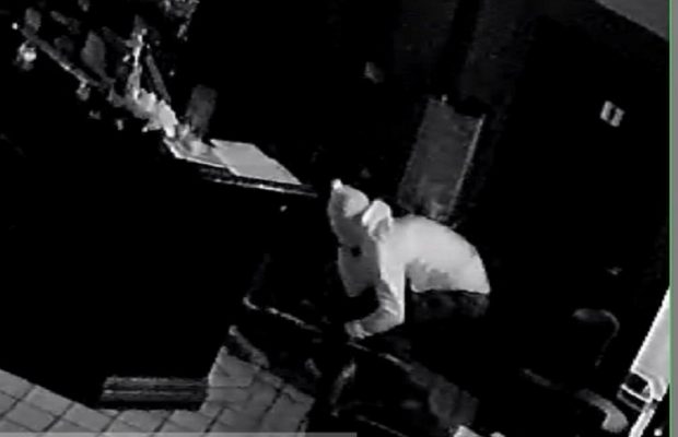 Un român pus „să stea de șase” a adormit în timp ce prietenii lui jefuiau o bijuterie și n-a auzit când a venit poliția, în Belgia