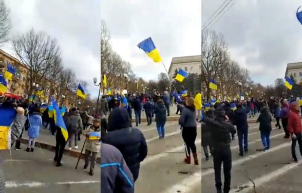 Steaguri versus arme. Protest tot mai amplu în Hersonul ocupat. Sute de oameni au ieșit pe străzi să-i confrunte pe militarii ruși înarmați