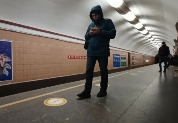CORESPONDENȚĂ: Ziua la Kiev a început cu imnul Ucrainei cântat în stațiile de metrou care au adăpostit mai ales femei și copii. Deși bombardată, televiziunea emite, iar internetul funcționează