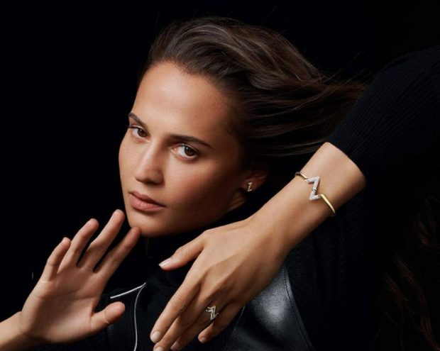 Furie pe rețelele sociale după ce Louis Vuitton a lansat bijuterii ce seamănă cu „Z”-ul tancurilor lui Putin. Presa rusă scrie că „reclama pare să susțină operațiunea militară”