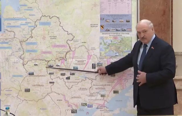 Lukașenko, filmat când arată o hartă cu liniile de atac asupra Ucrainei. Aceasta sugerează mișcări ale trupelor rusești și în Transnistria