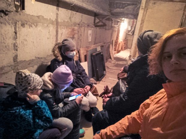 O mamă care a rămas în Ucraina cu familia: „Eu și copiii ne uităm la desene animate, ne ajutăm soldații și coborâm în adăposturi”