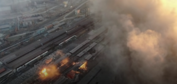 VIDEO | Atacul distrugător asupra zonei industriale a orașului Mariupol, filmat cu o dronă