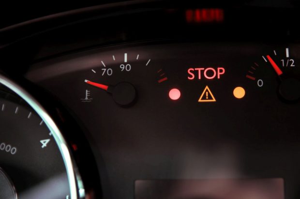 Martorul de bord triunghi cu semnul exclamării – ce probleme semnalează și ce trebuie să faci pentru a le remedia