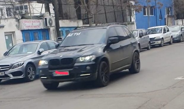 Imaginile războiului au ajuns și la București: mașină ucraineană cu afișul „Copii” pe parbriz 